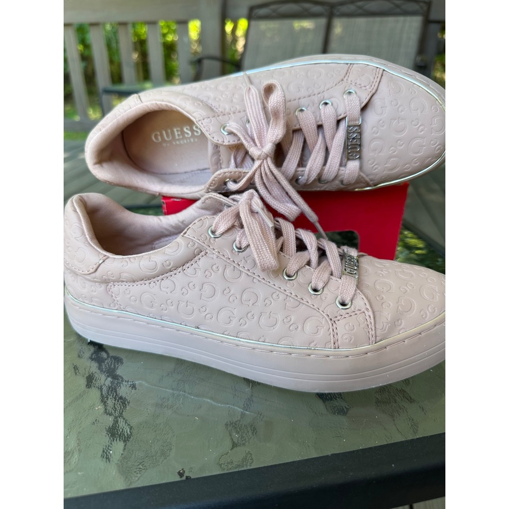 GUESS Embossed Logo Sneakers‎ Womens Size 8M Low Top Lace Up Comfort Casual